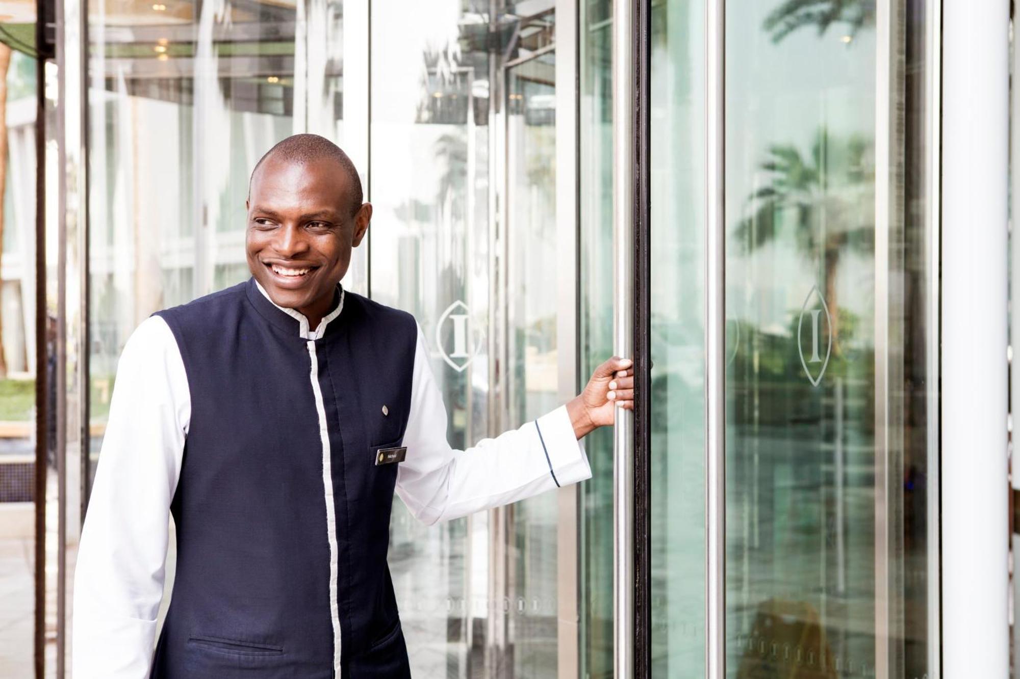 Intercontinental Residence Suites Dubai Festival City By Ihg Ngoại thất bức ảnh A doorman at the Four Seasons Hotel in London