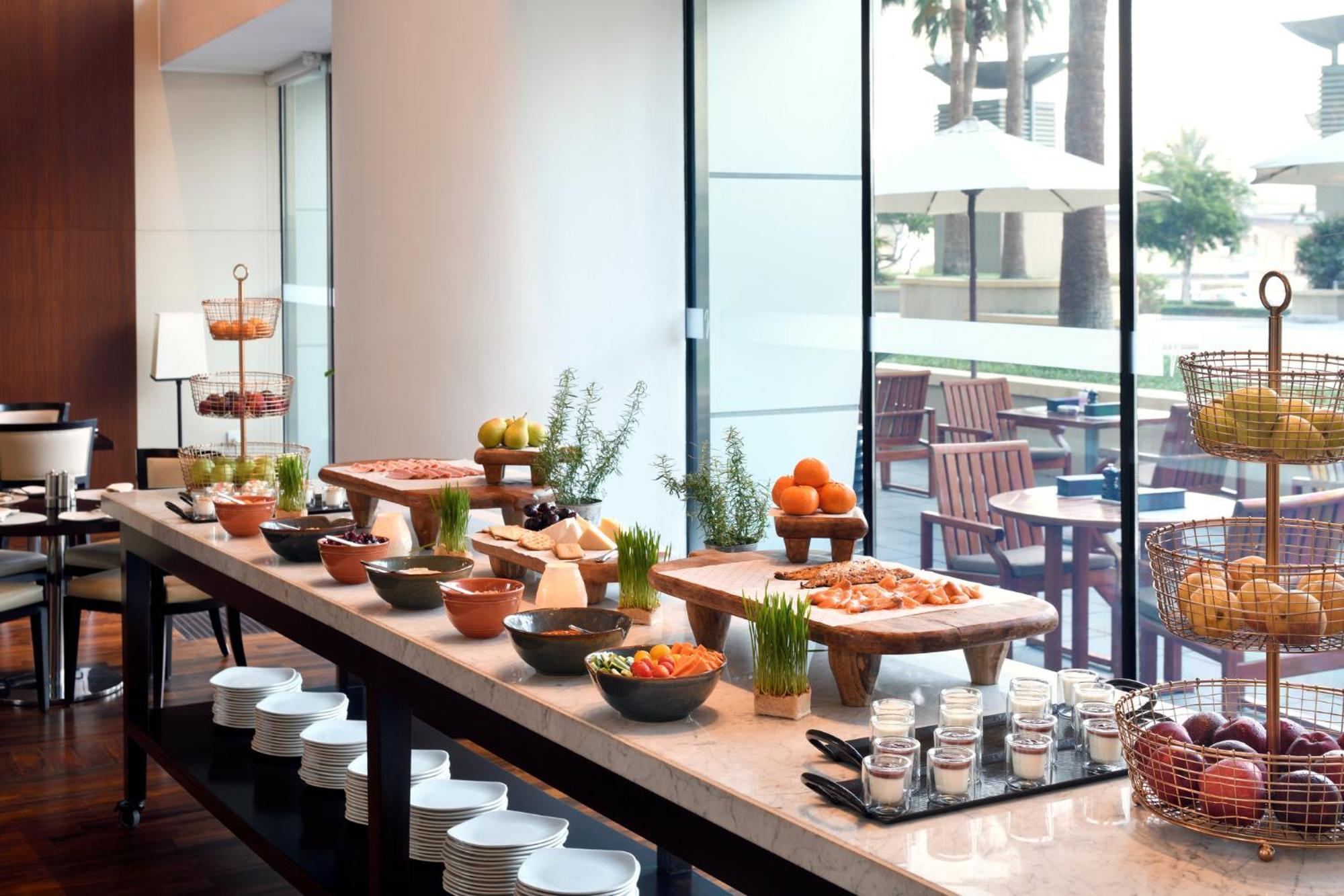 Intercontinental Residence Suites Dubai Festival City By Ihg Ngoại thất bức ảnh A buffet at a hotel